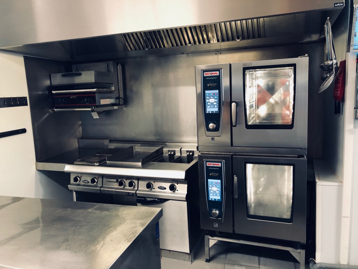 Matériel de cuisson dans une cuisine professionnelle à Rennes (35) Matériel de cuisson dans une cuisine professionnelle à Rennes (35)